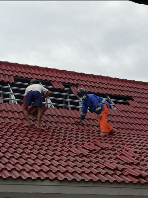 bergotongroyong membetulkan atap kompleks Kalurahan Condongcatur yg rusak akibat angin